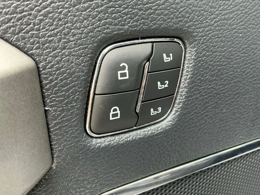 Used 2022 White Ford Platinum image 25