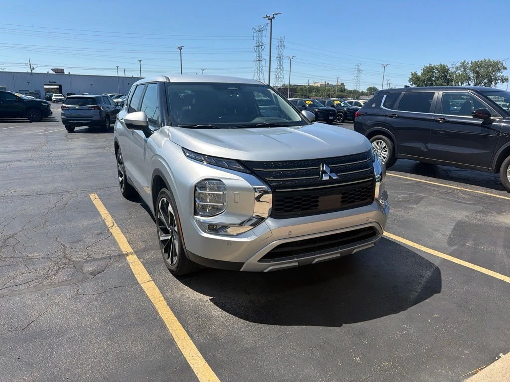 Used 2024 Silver Mitsubishi SE image 6