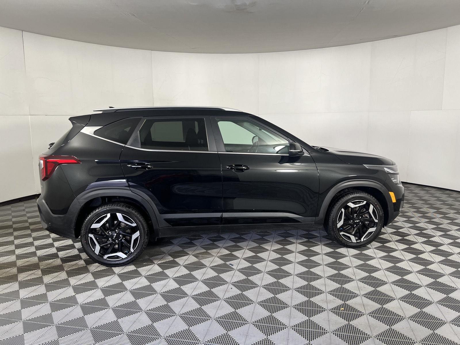 Used 2024 Fusion Black Kia SX image 11