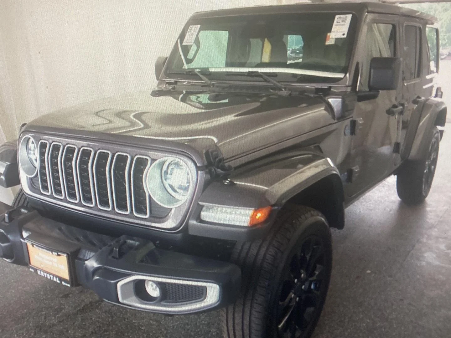 Used 2025 Granite Crystal Metallic Clearcoat Jeep Sahara image 7