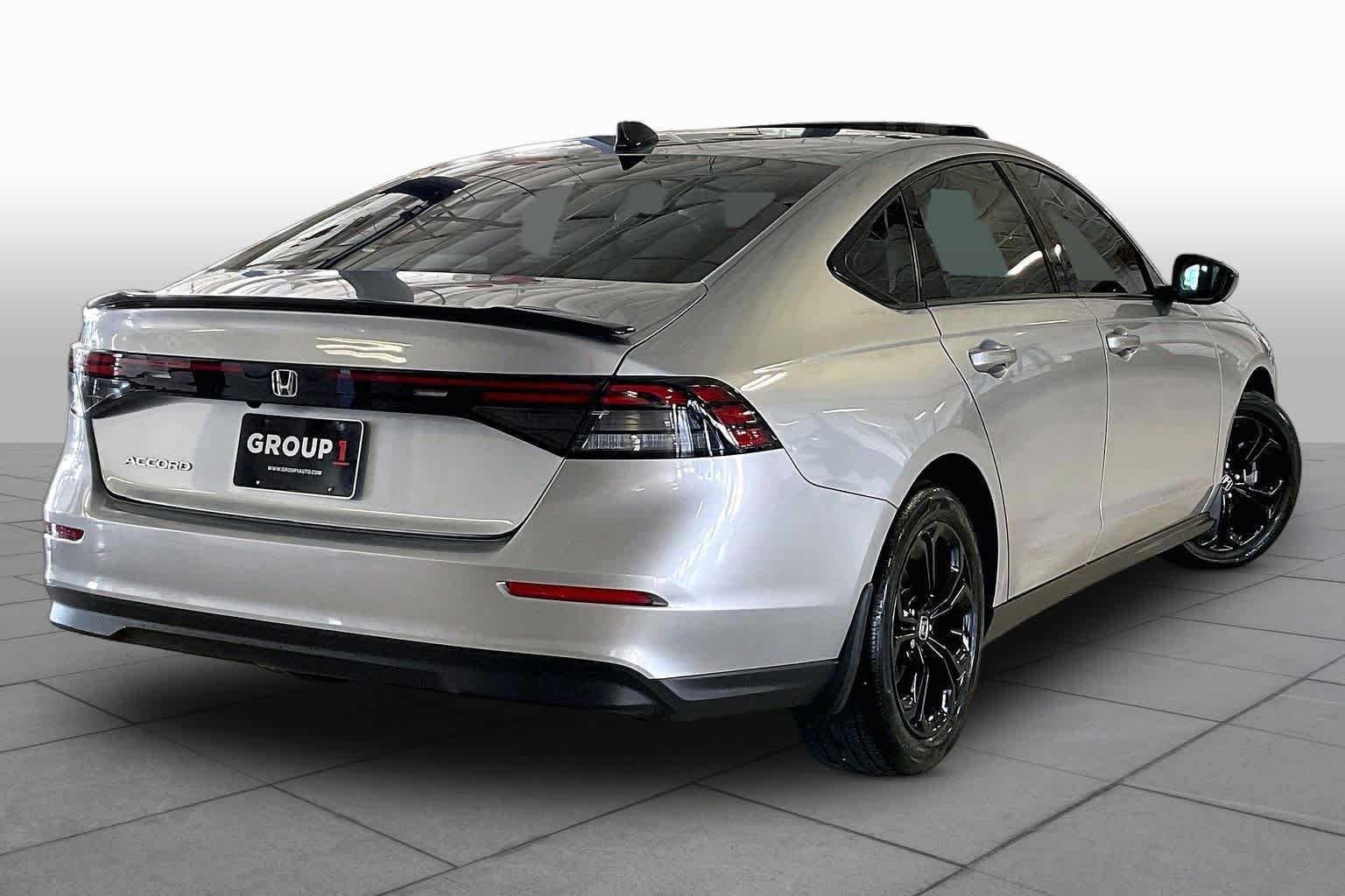 Used 2025 Solar Silver Metallic Honda SE image 12