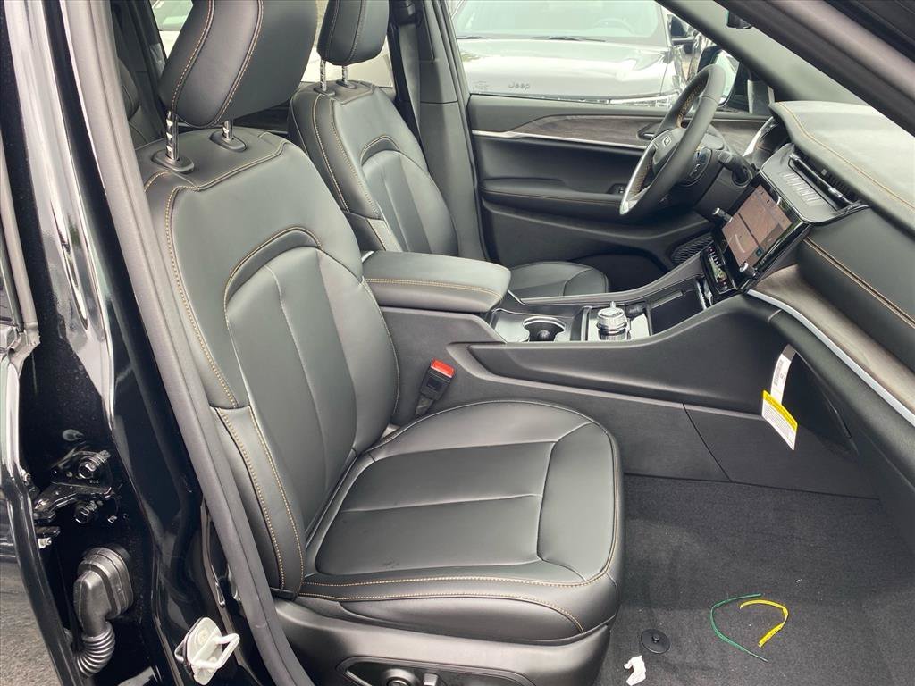 New 2026 Diamond Black Crystal Pearlcoat Jeep  image 18