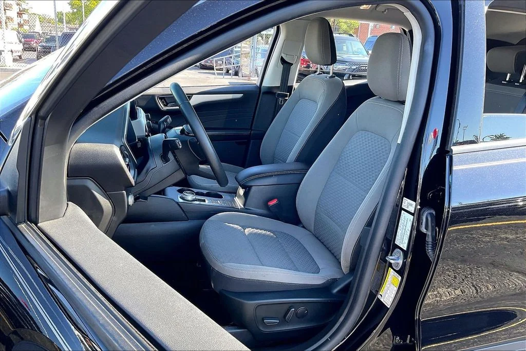 Used 2022 Black Ford SE image 24