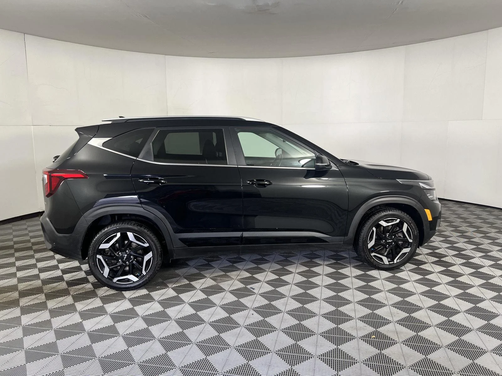Used 2024 Fusion Black Kia SX image 11