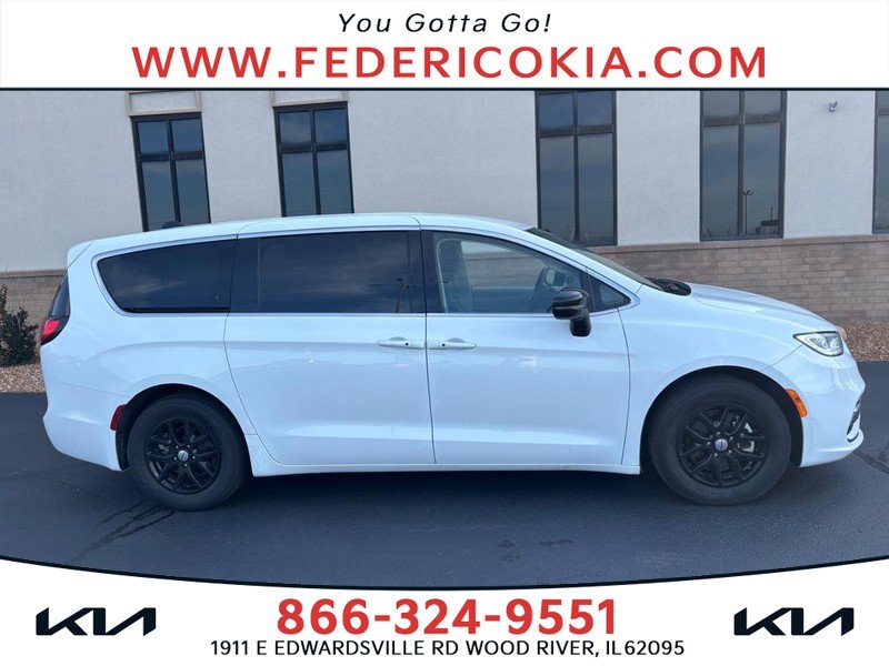 2024 Chrysler Pacifica Touring L's photo