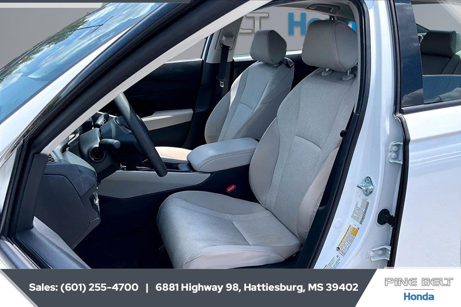Used 2025 Platinum White Pearl Honda SE image 18