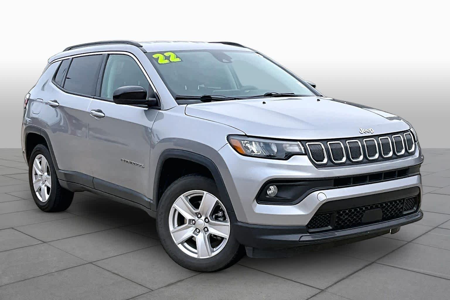 Used 2022 Billet Silver Metallic Clearcoat Jeep Latitude image 4
