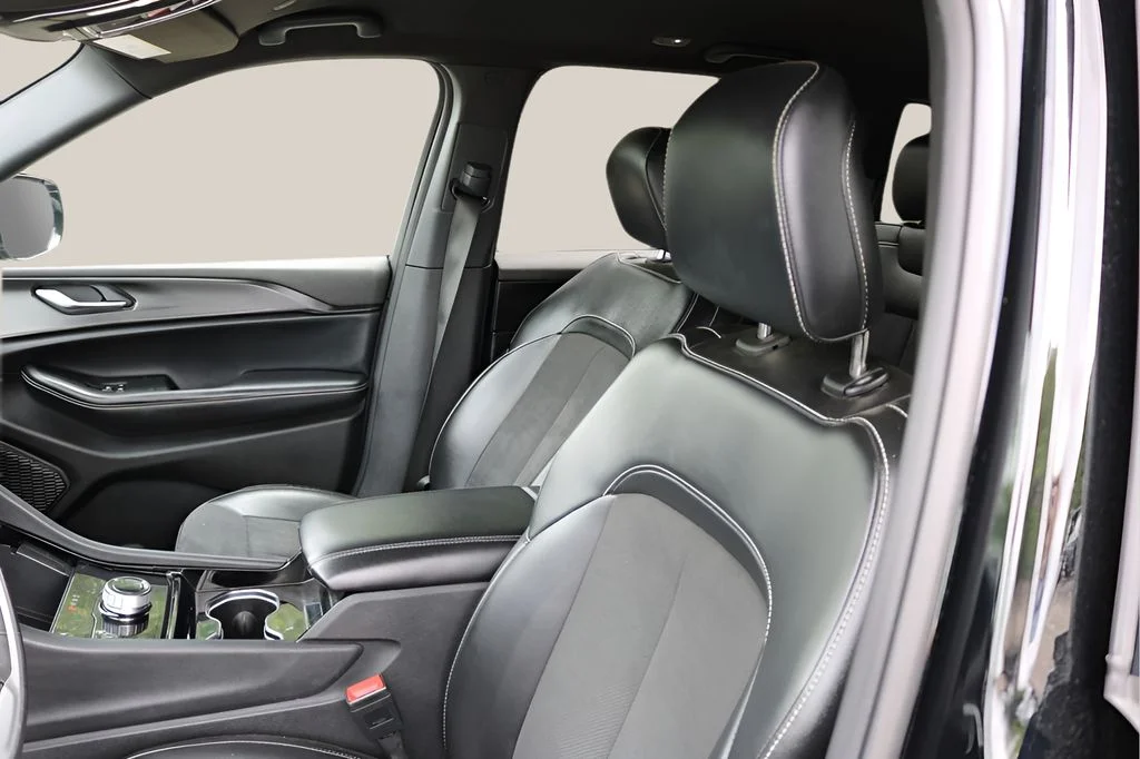 Used 2023 Black Jeep Altitude X image 11