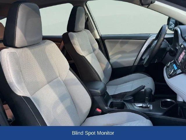 Used 2018 Silver Toyota XLE image 21