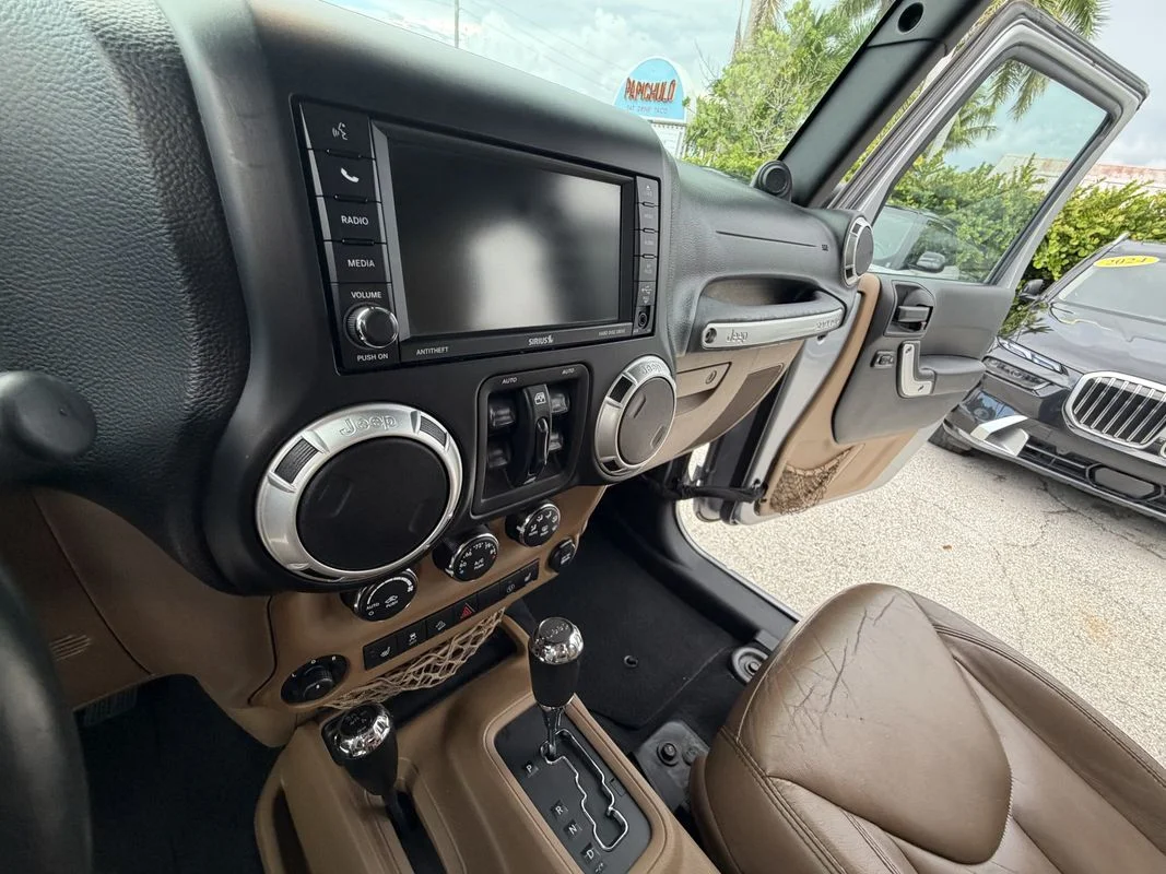 Used 2013  Jeep Sahara image 17
