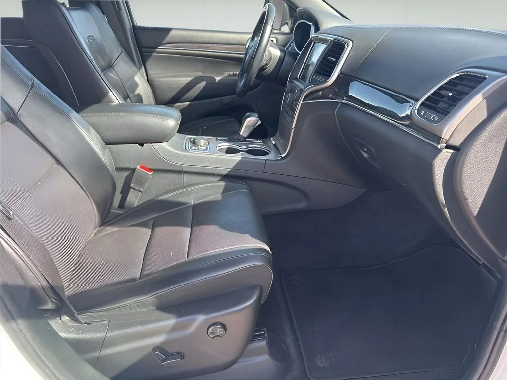 Used 2018 Ivory 3-Coat Jeep Overland image 16