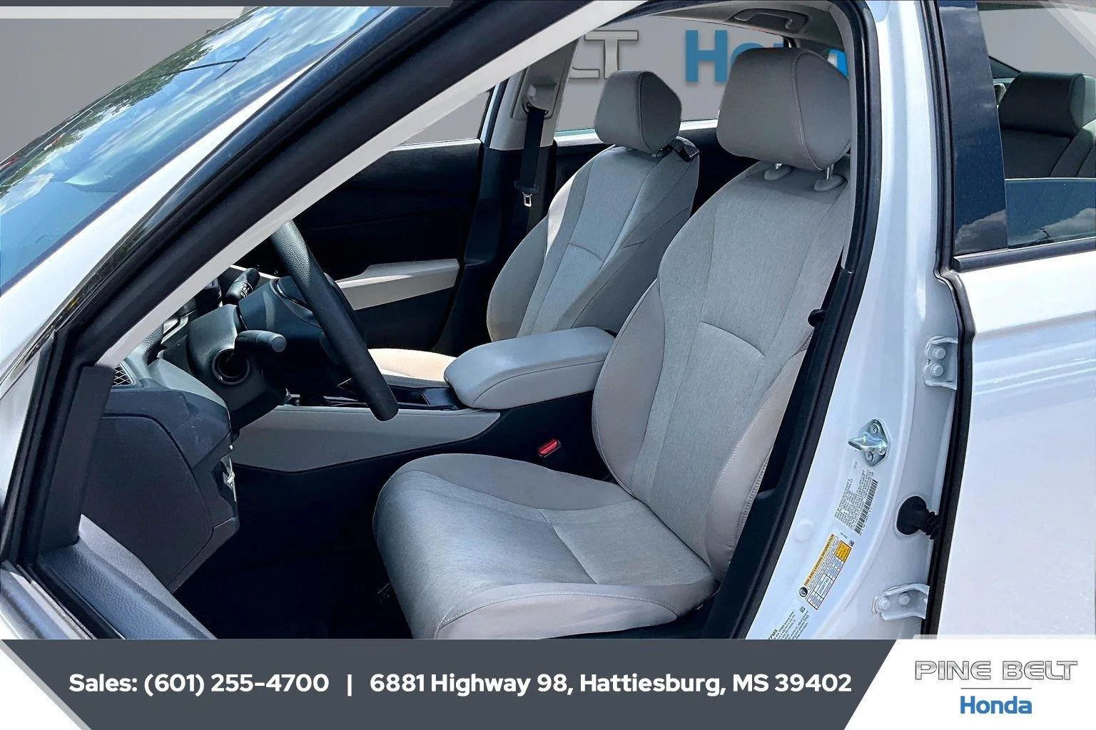 Used 2025 Platinum White Pearl Honda SE image 18