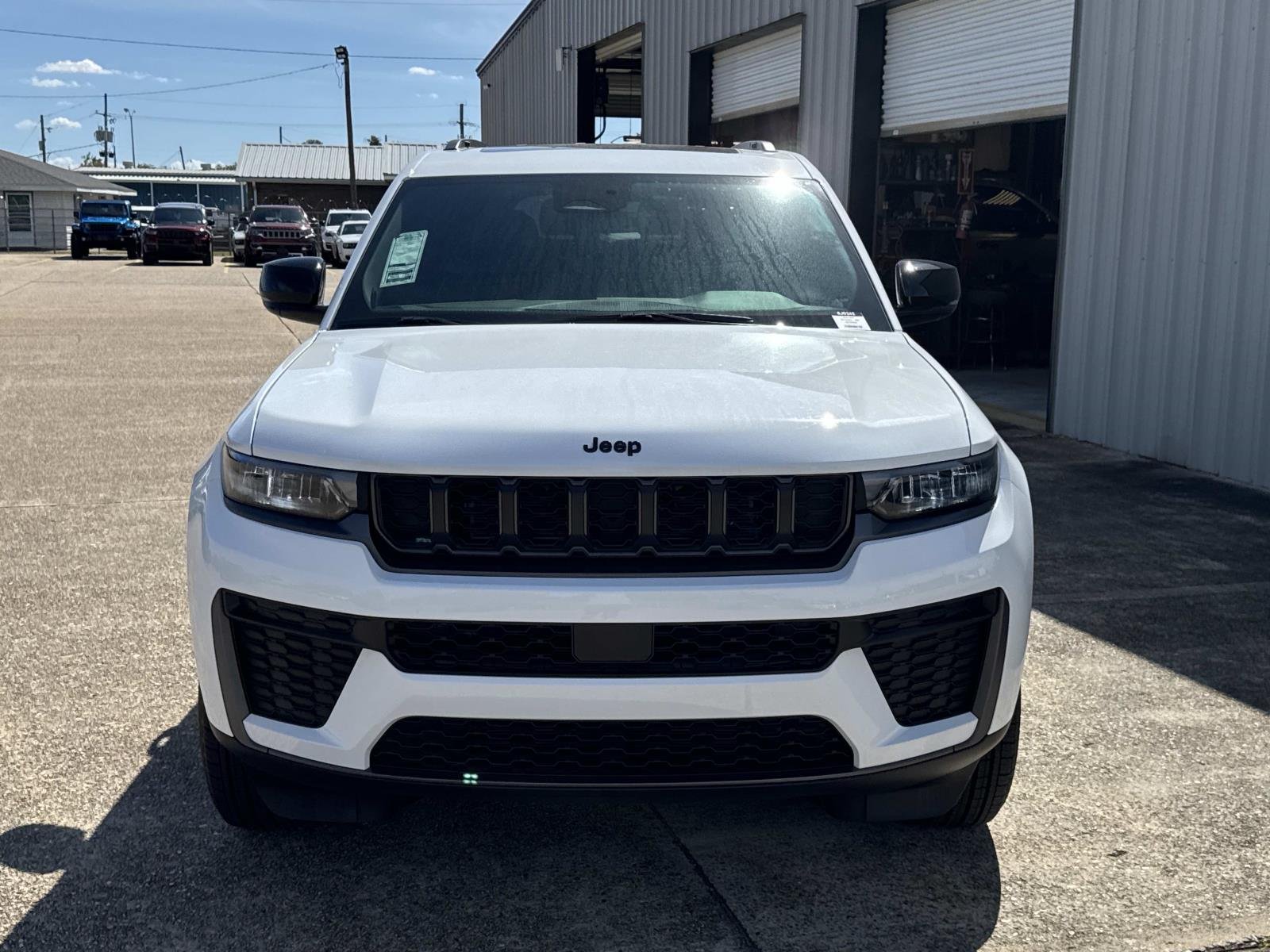 New 2026 Bright White Clear-Coat Exterior Paint Jeep Laredo Altitude image 2