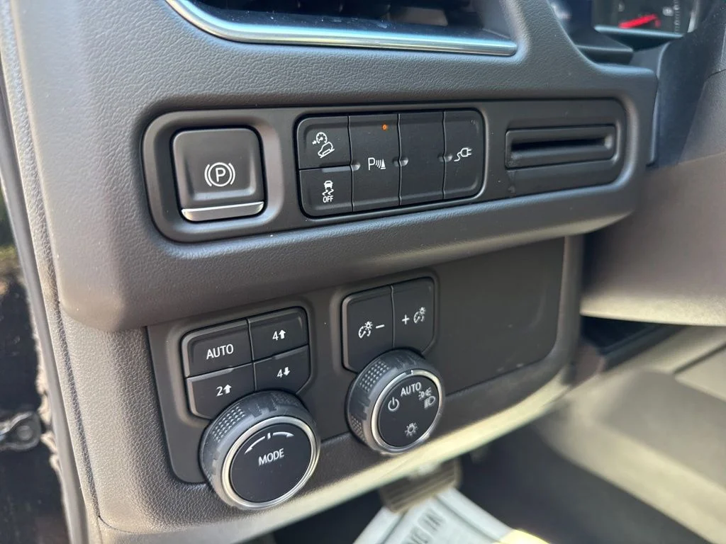 Used 2021 Black Chevrolet Z71 image 24