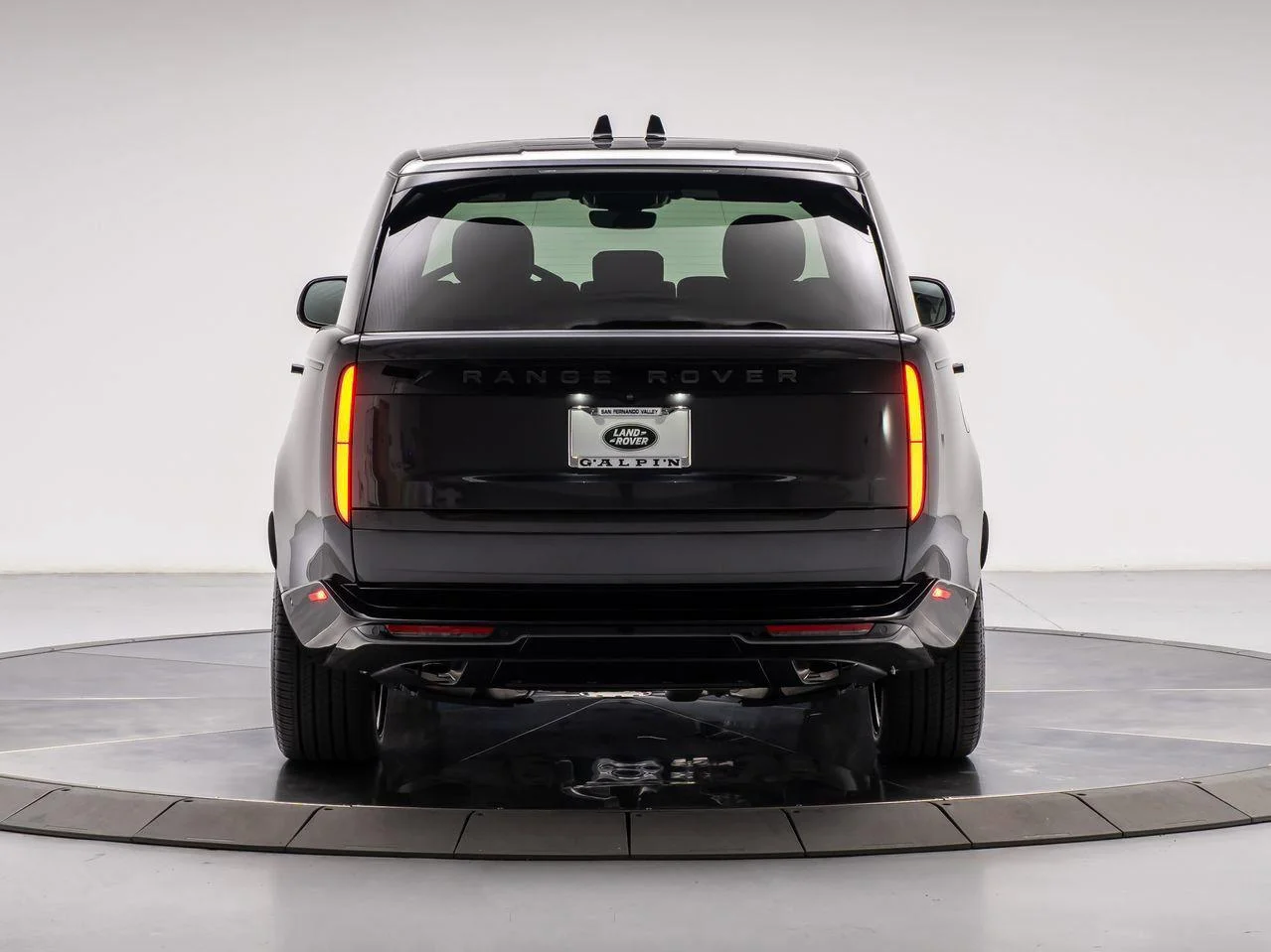New 2026 Carpathian Grey Land Rover P400 SE image 4