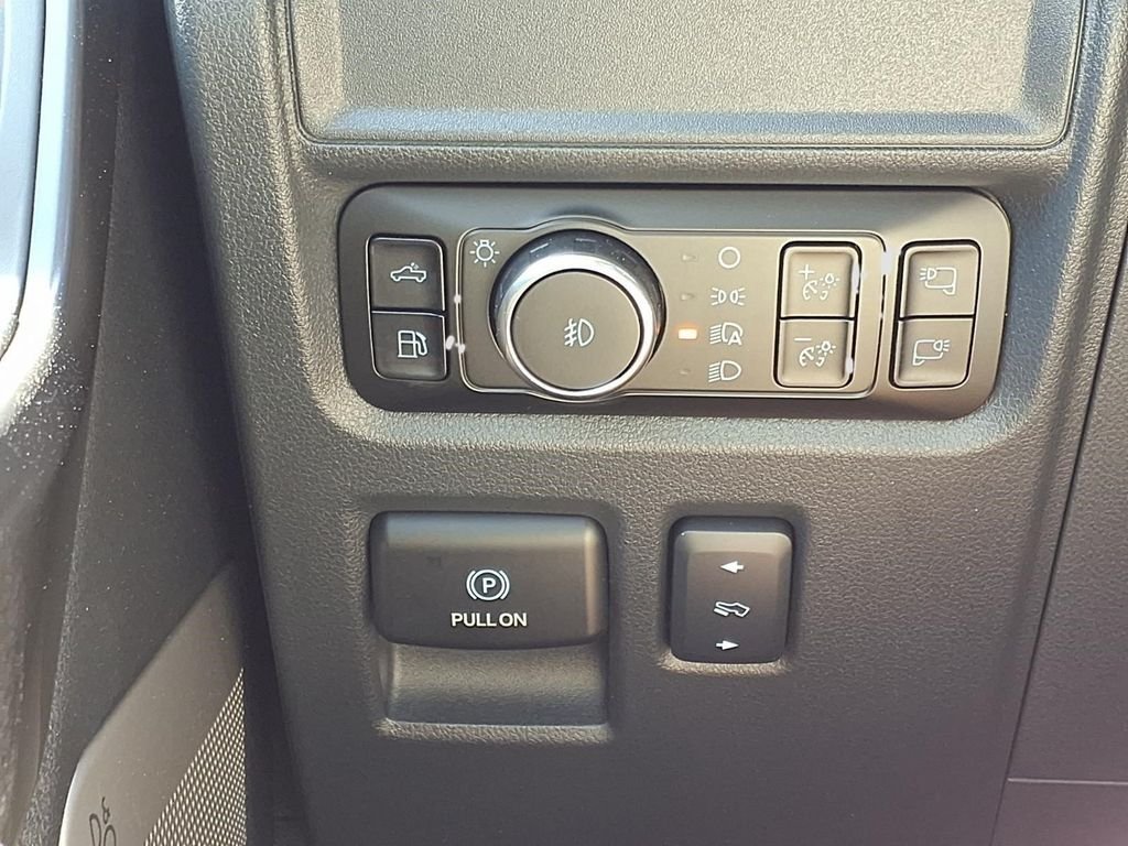Used 2025 Black Metallic Ford Lariat image 20