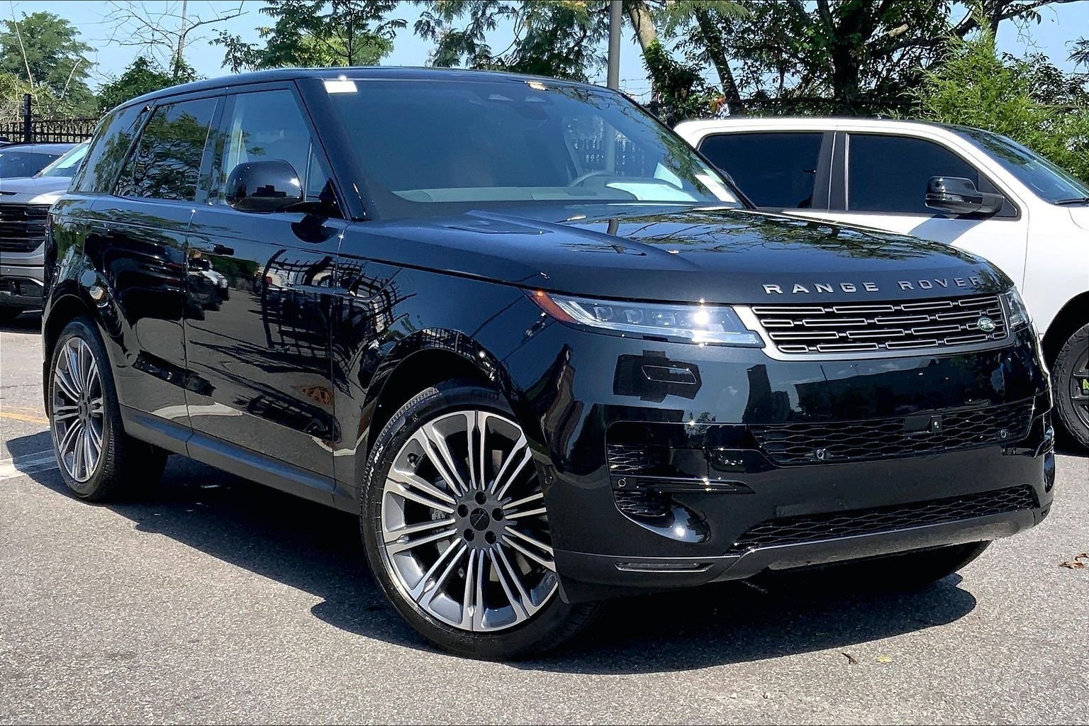 New 2026 Santorini Black Land Rover SE image 2