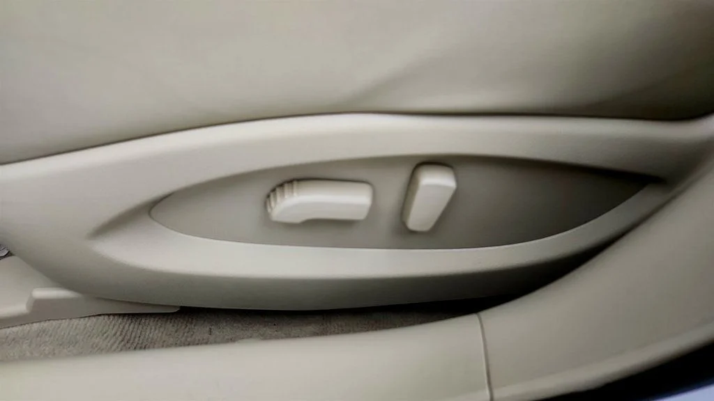 Used 2016 Majestic White INFINITI RWD 4dr w/ Premium Plus & Premium Pkgs + Illuminated Kick Plates image 12
