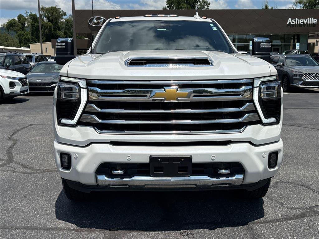 Used 2025 Summit White Chevrolet High Country image 2