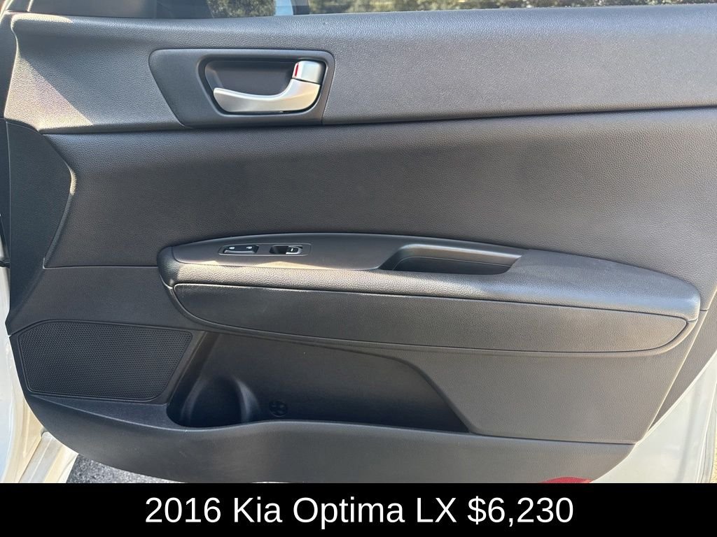 Used 2016 Snow White Pearl Kia LX image 17
