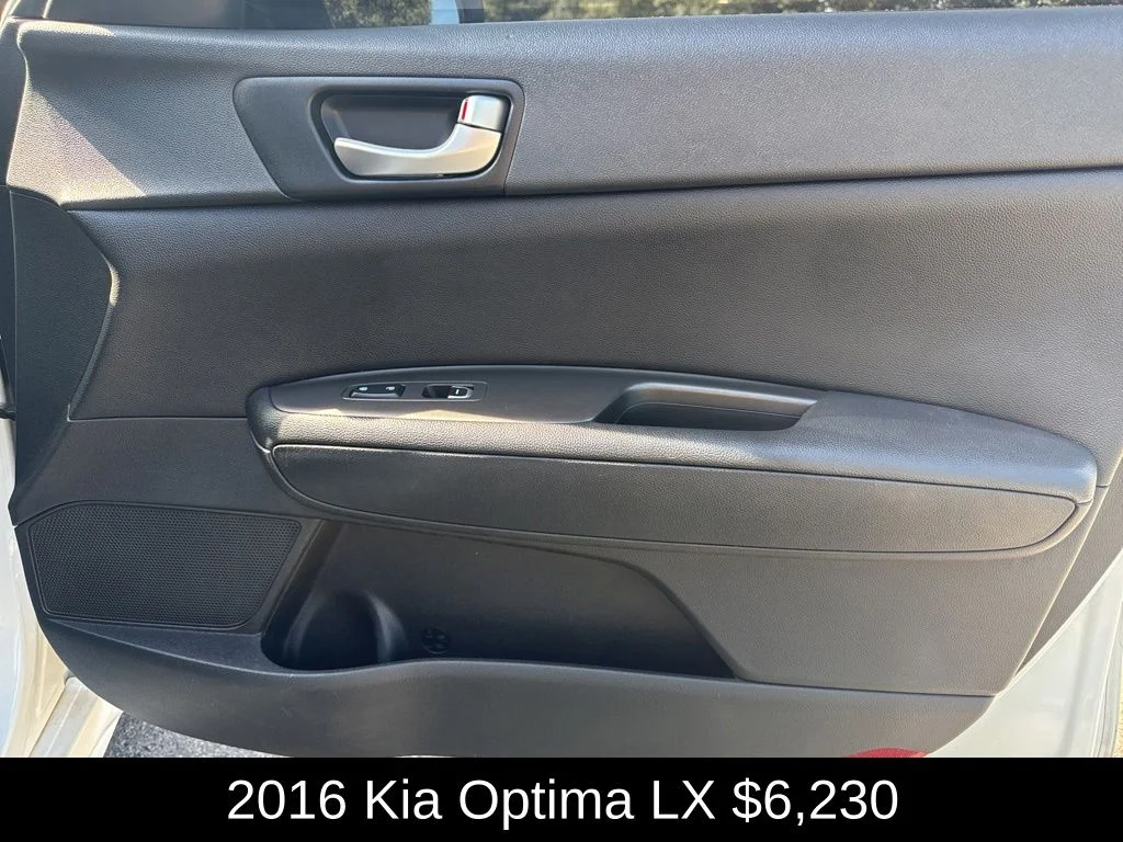 Used 2016 White Kia LX image 17