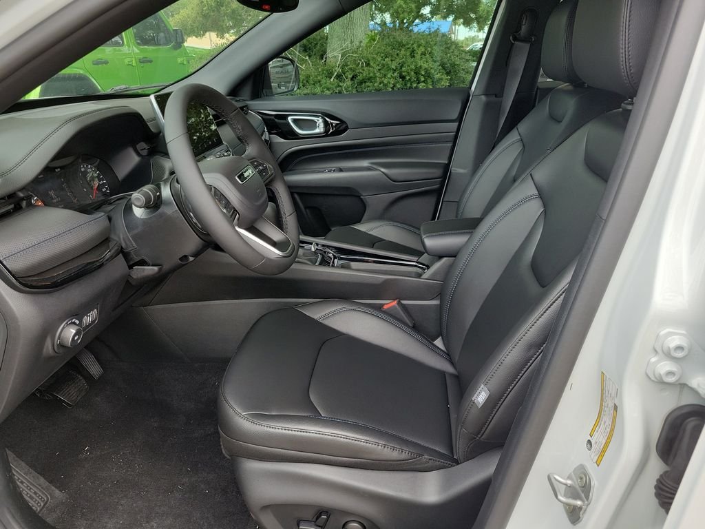 New 2026 Bright White Clearcoat Jeep Latitude image 11