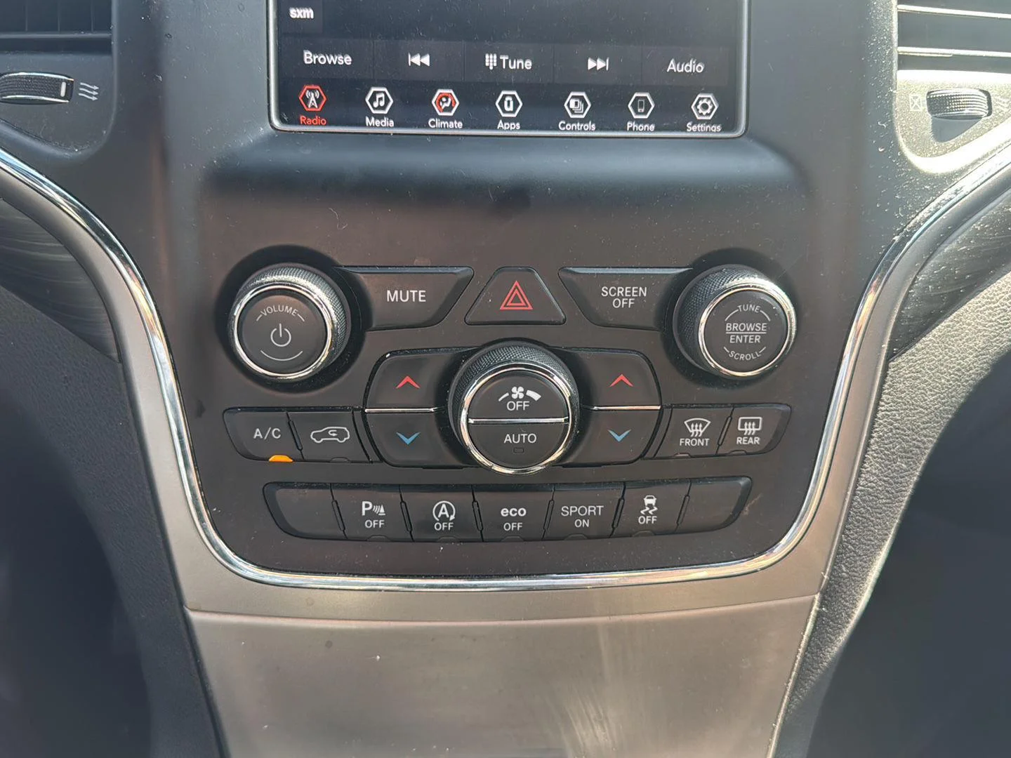 Used 2021 Diamond Black Crystal Pearlcoat Jeep Laredo E image 19