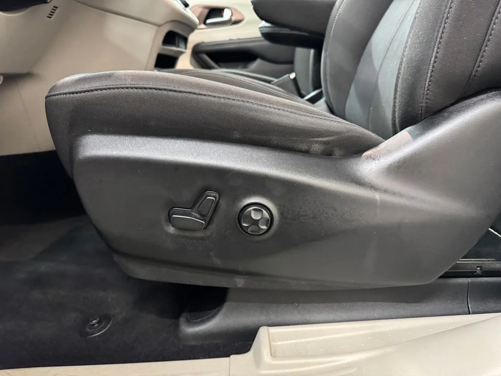 Used 2023 White Chrysler LX image 14