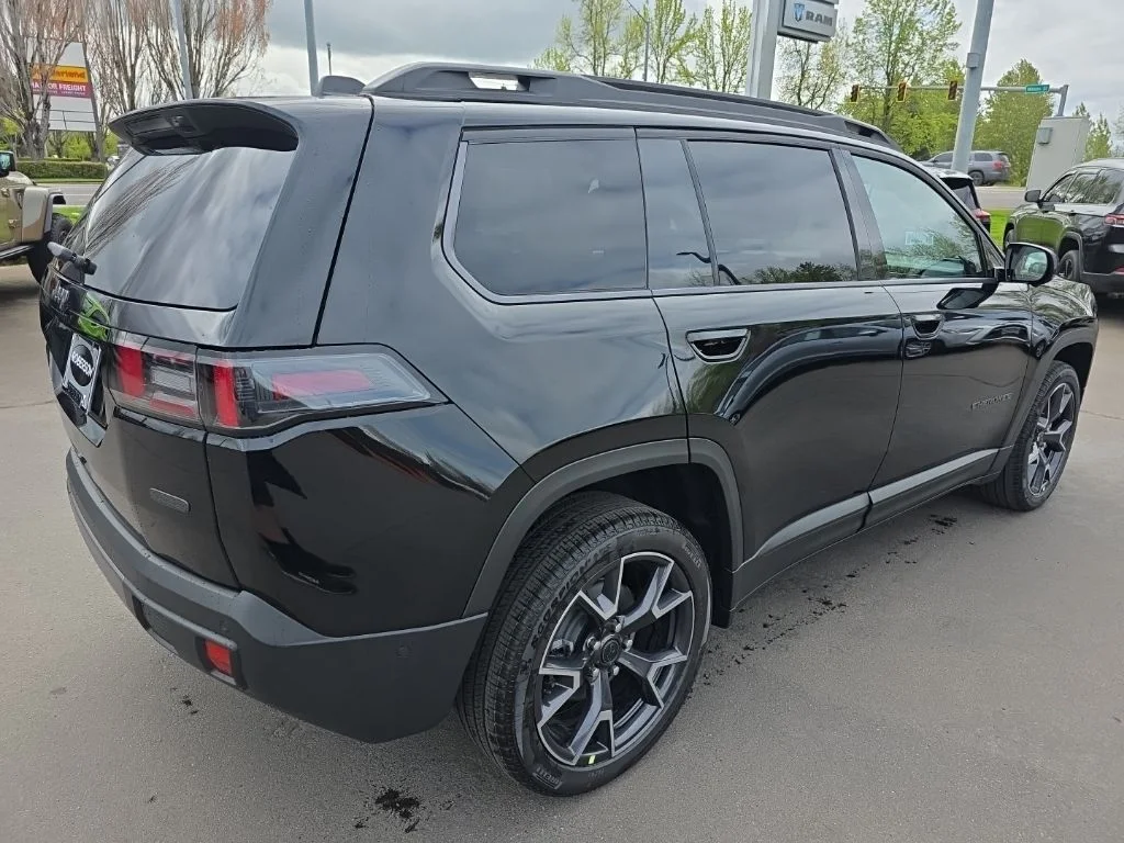 New 2026 Diamond Black Crystal Pearl-Coat Exterior Paint Jeep Overland image 5