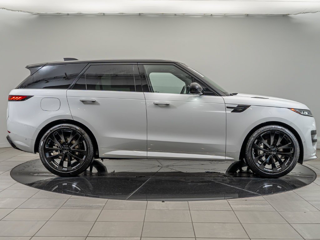New 2026 Fuji White Land Rover Dynamic SE image 4