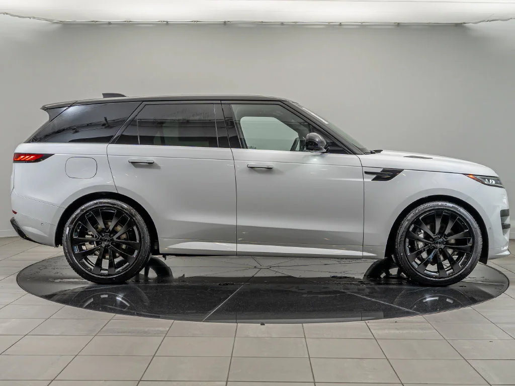 New 2026 Fuji White Land Rover Dynamic SE image 4