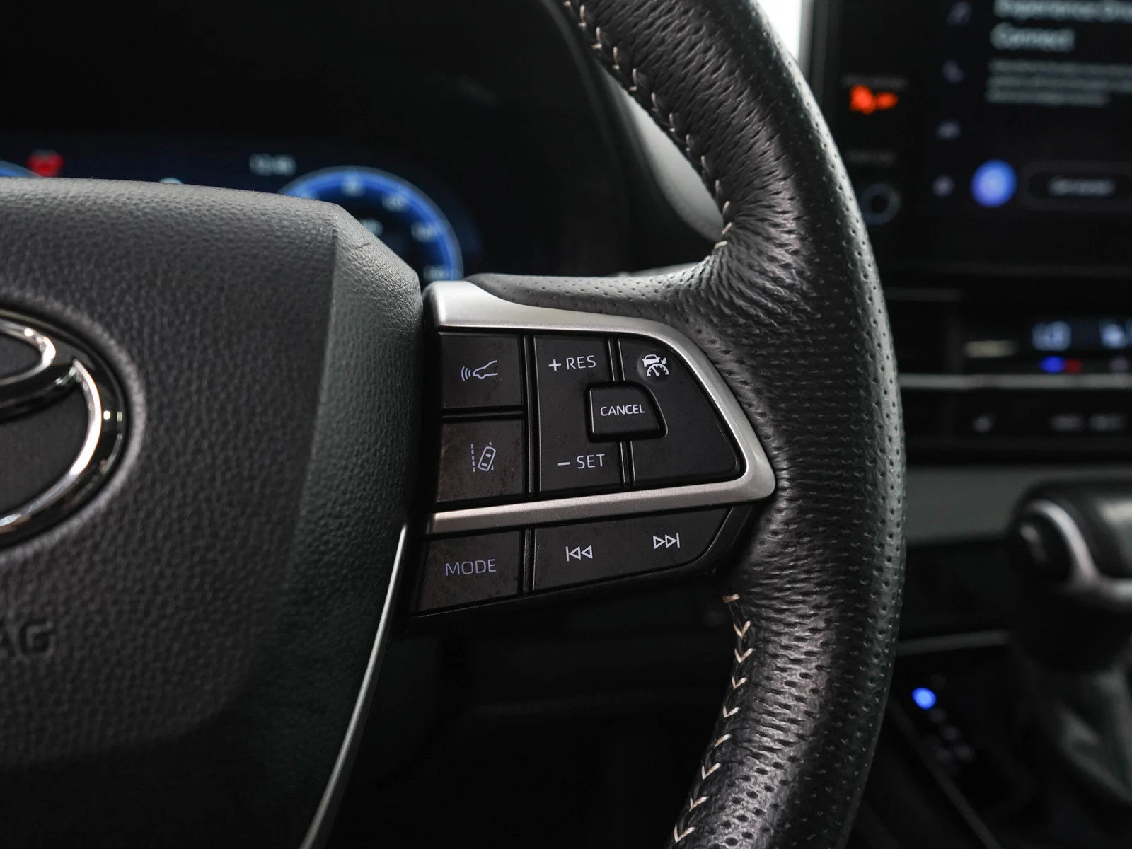 Used 2025  Toyota  image 27