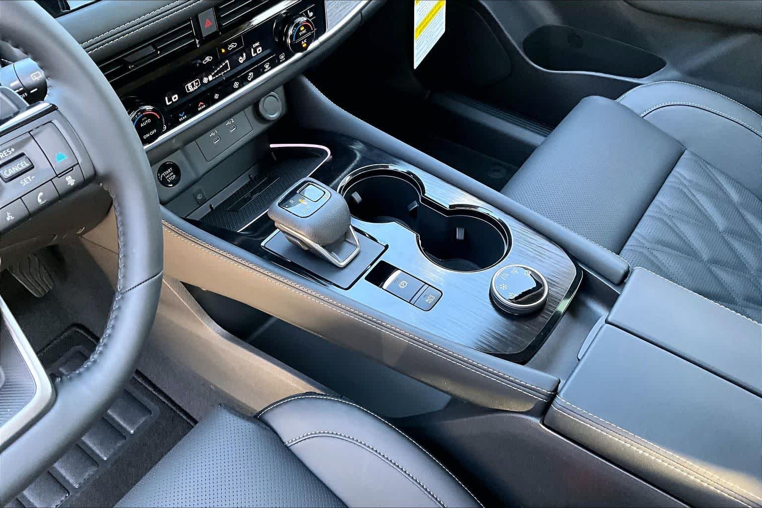 View vehicle photo 7