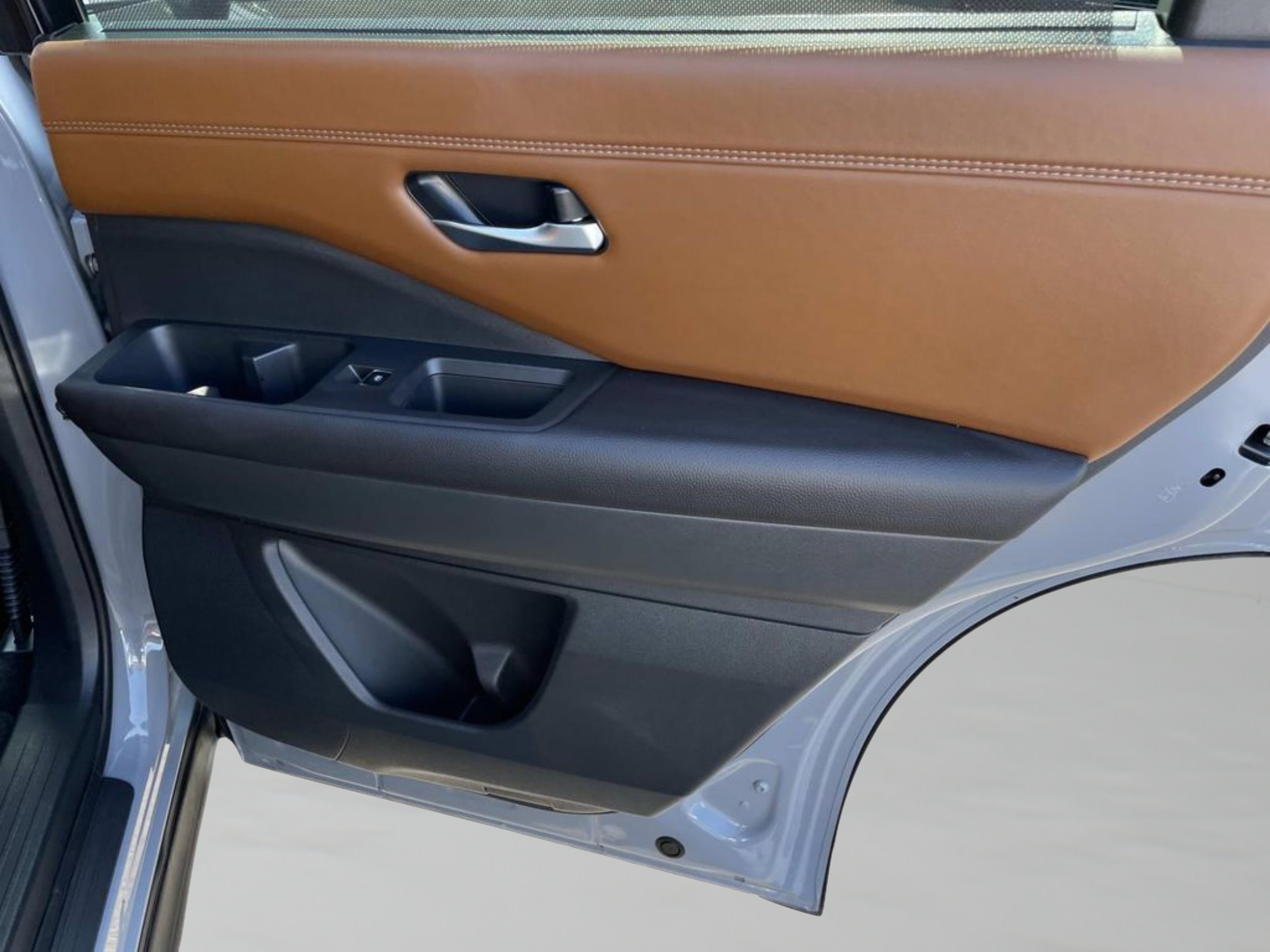 Used 2025 Gray Nissan Platinum image 17