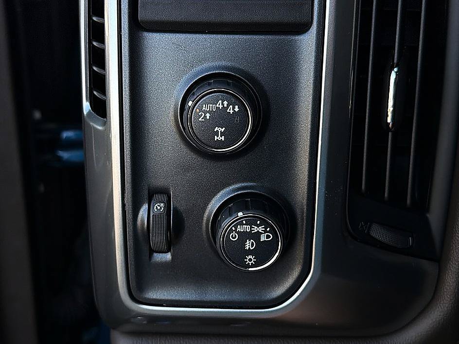 Used 2018 Deep Ocean Blue Metallic Chevrolet LT image 20