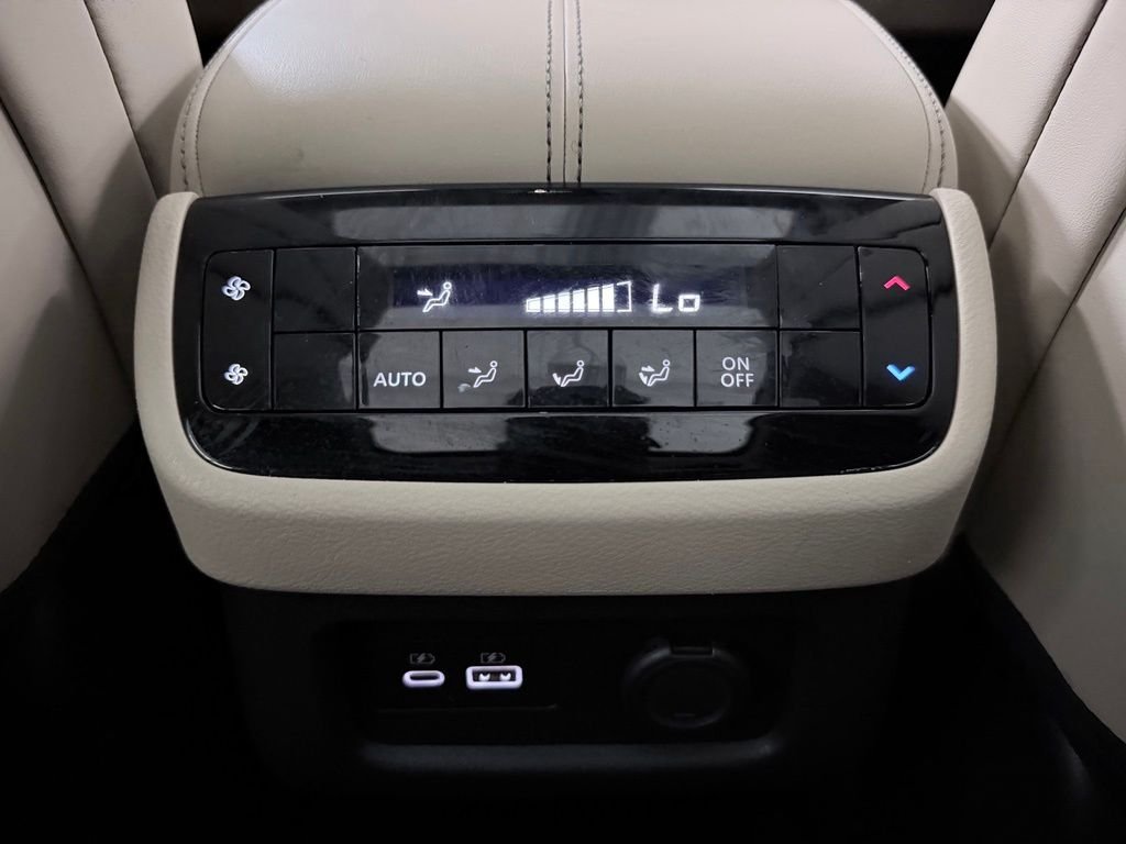 Used 2023 White INFINITI LUXE image 30