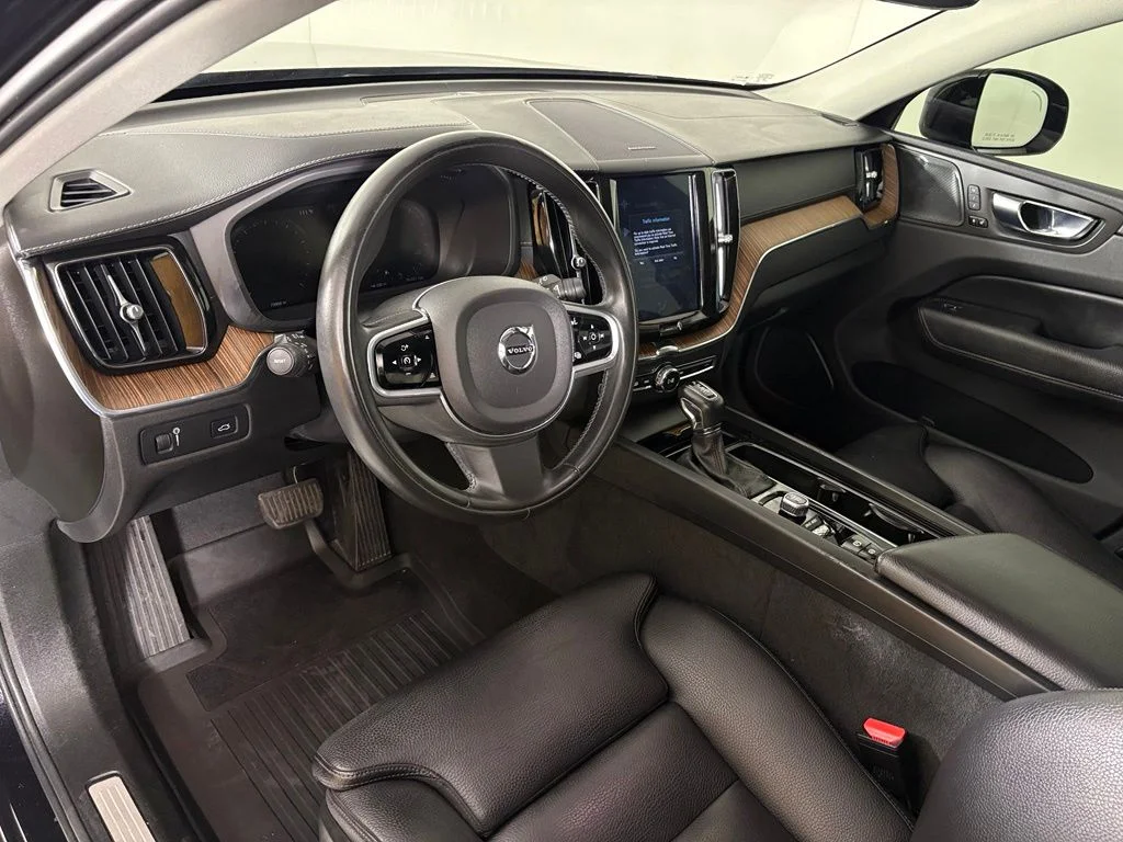 Used 2020 Onyx Black Metallic Volvo T5 Inscription image 17