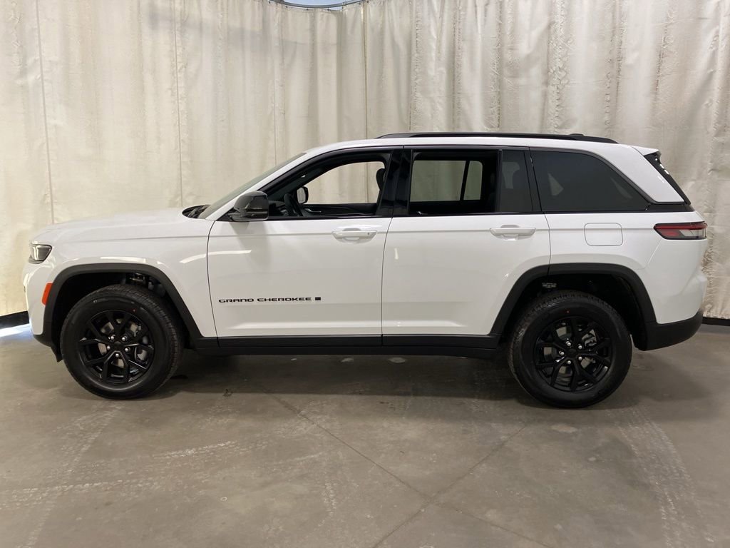 New 2026 Bright White Clear-Coat Exterior Paint Jeep Laredo Altitude image 19