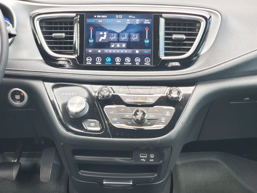 Used 2019 Silver Chrysler Limited image 28