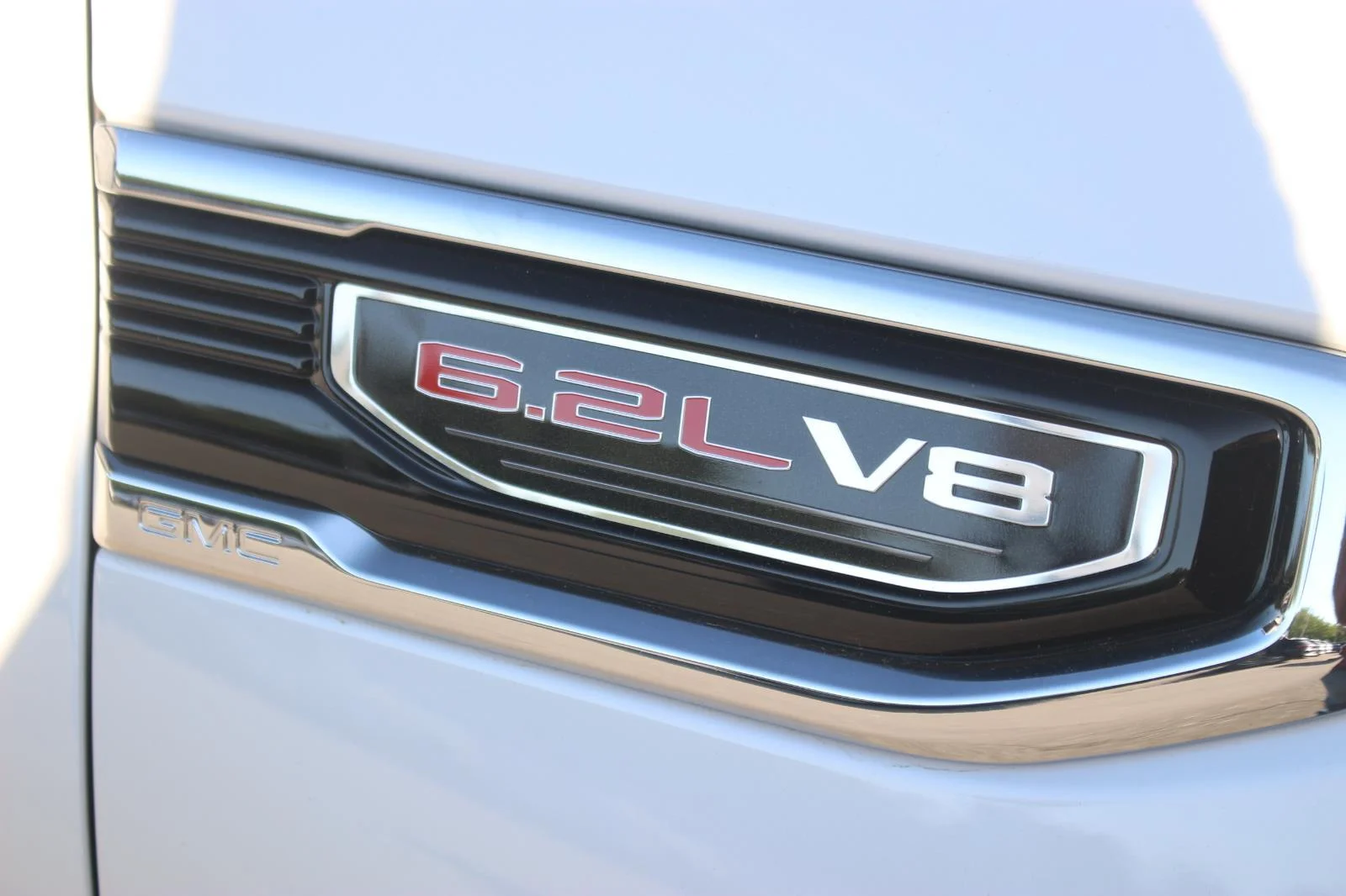 Used 2025 White Frost Tricoat GMC Denali image 10