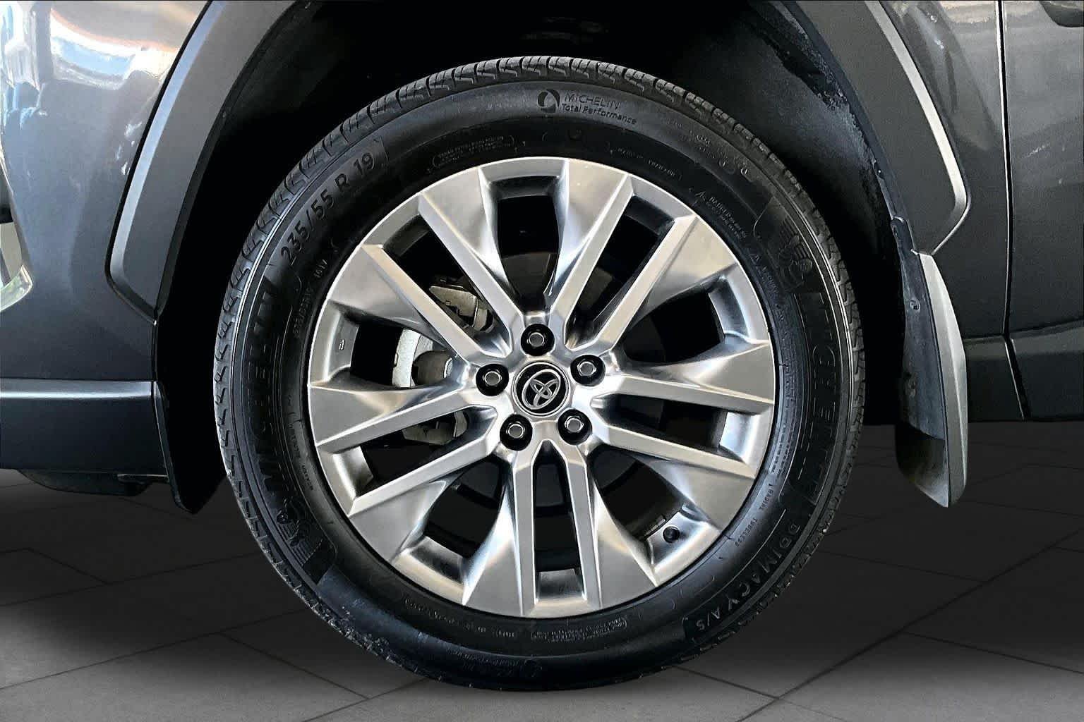 Used 2024 Magnetic Gray Metallic Toyota XLE Premium image 10