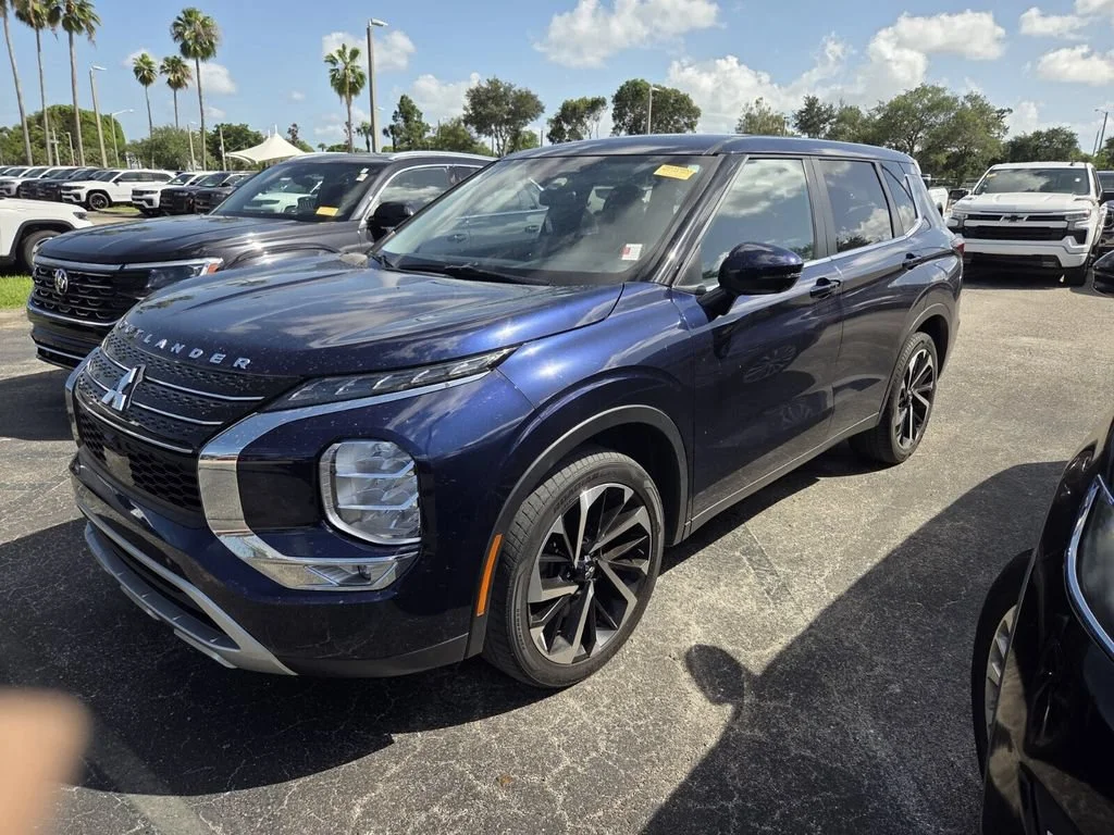 Used 2024 Cosmic Blue Metallic Mitsubishi SE image 3