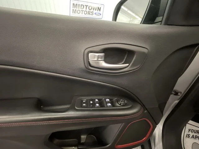 Used 2019 Billet Silver Metallic Clearcoat Jeep Trailhawk image 13