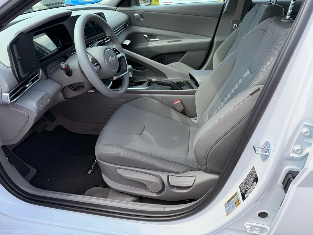 Used 2025 White Hyundai SE image 6