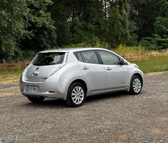 Used 2017 Brilliant Silver Nissan S image 9