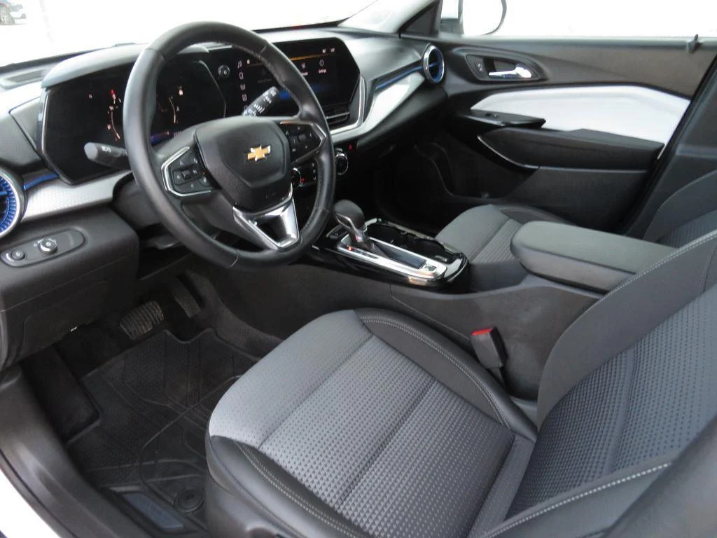 Used 2024 Summit White Chevrolet LT image 19