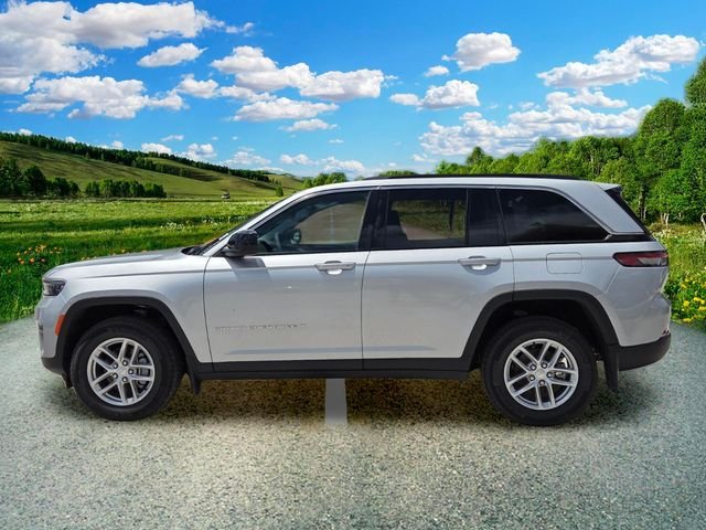 New 2026 Silver Zynith Exterior Paint Jeep Laredo image 3