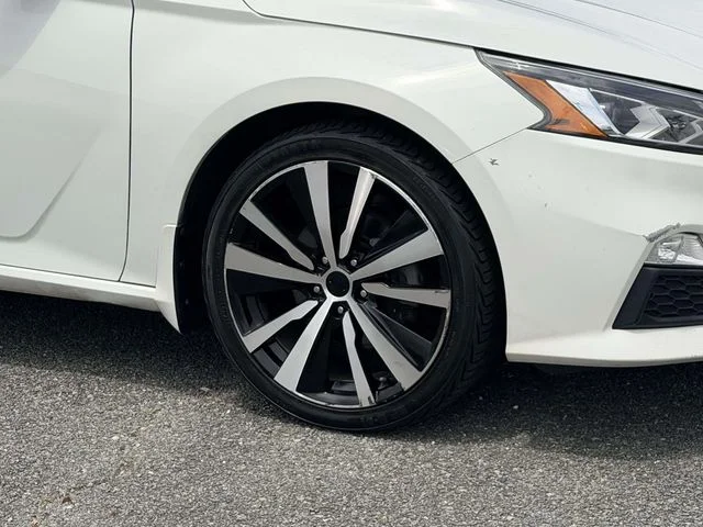 Used 2021 White Nissan 2.5 SR image 7