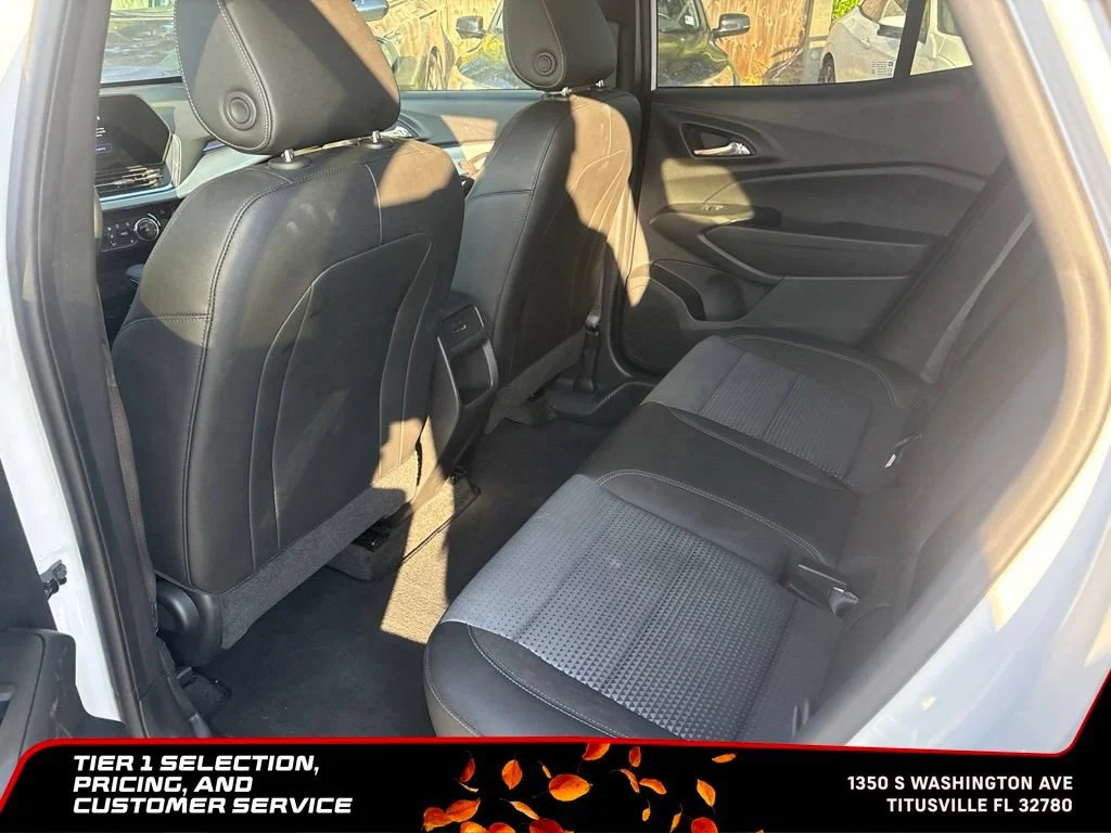 Used 2025 Summit White Chevrolet LT image 8