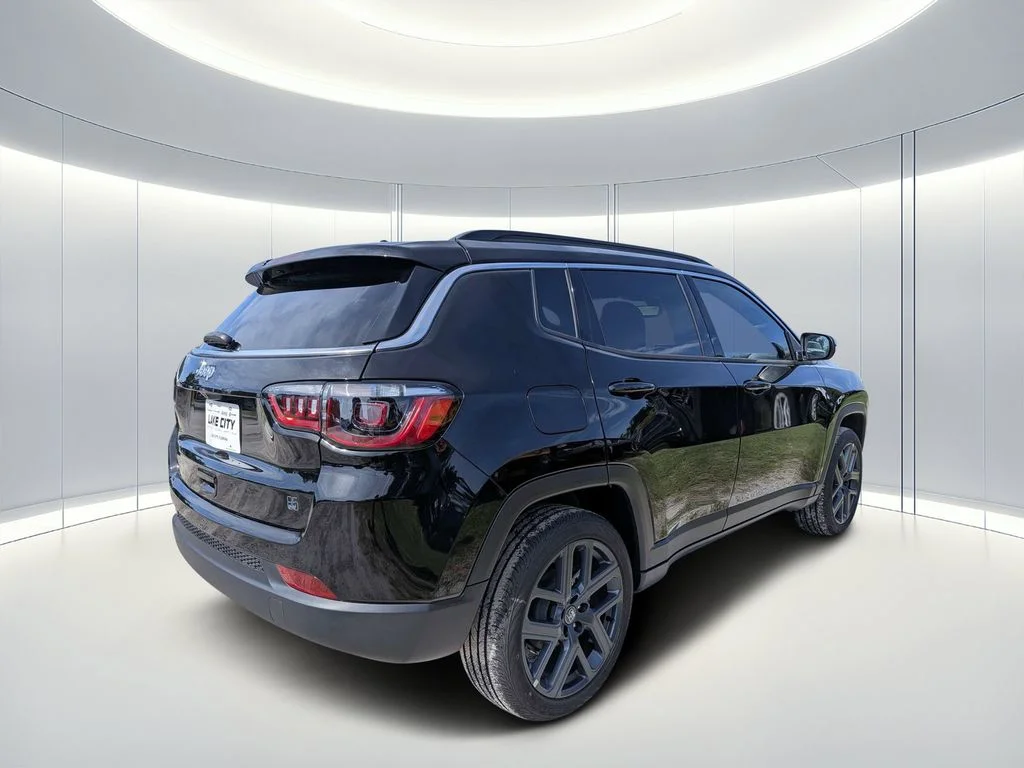 New 2026 Diamond Black Crystal Pearlcoat Jeep Latitude image 4